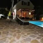 Kuca Za Odmor Laurus S Bazenom Vakantiehuis *