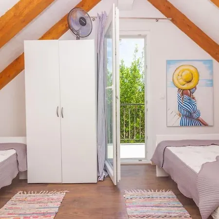 Holiday home Kuca Za Odmor Laurus S Bazenom