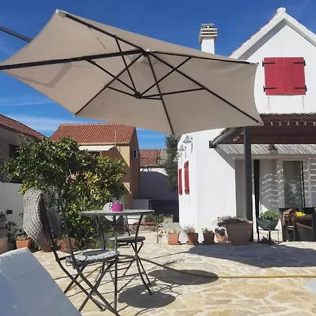 Holiday home Kuca Za Odmor Laurus S Bazenom *