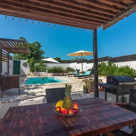 Kuca Za Odmor Laurus S Bazenom Holiday home Kukljica