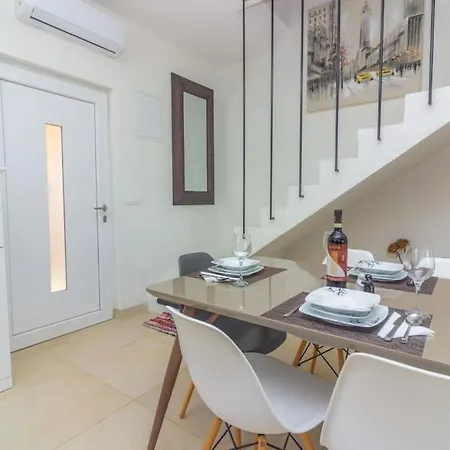 Holiday home Kuca Za Odmor Laurus S Bazenom *