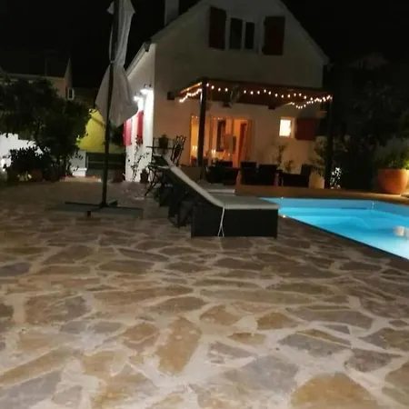 Kuca Za Odmor Laurus S Bazenom Holiday home *