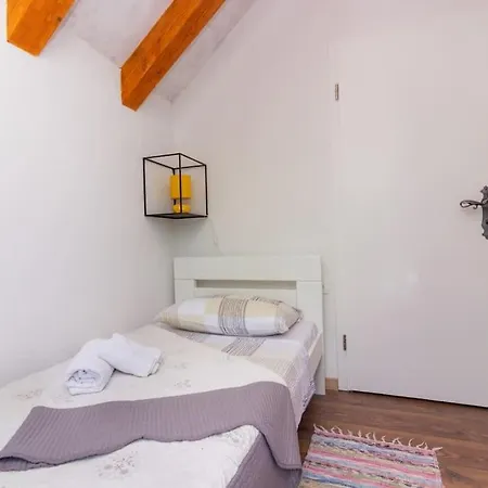Kuca Za Odmor Laurus S Bazenom Holiday home Kukljica