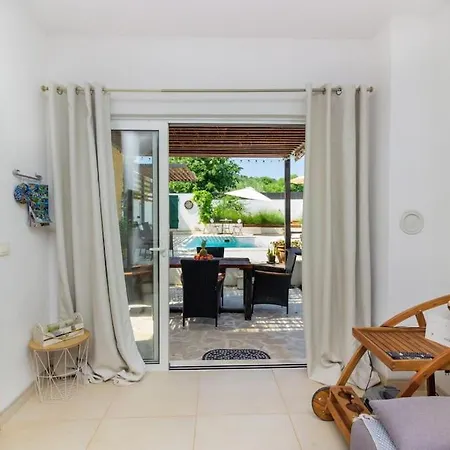 Holiday home Kuca Za Odmor Laurus S Bazenom *