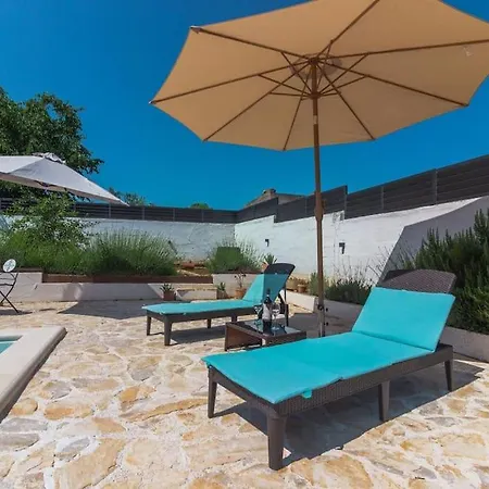 Holiday home Kuca Za Odmor Laurus S Bazenom Kukljica