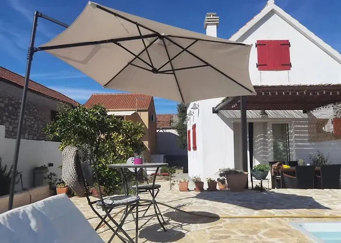 Hébergement de vacances Kuca Za Odmor Laurus S Bazenom *