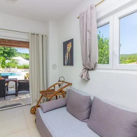 Kuca Za Odmor Laurus S Bazenom *